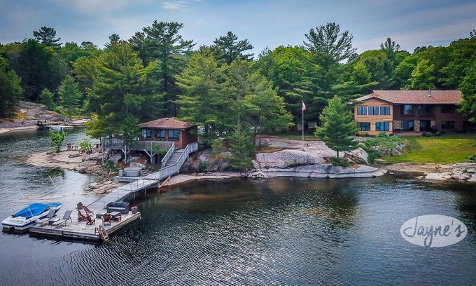 Carling Cottage | Stunning waterfront on Georgian Bay! 6bdrm 4bath! Games Room! Hot Tub!