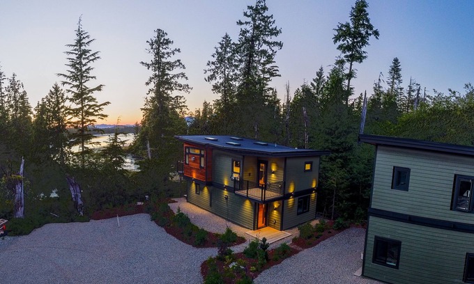 Tofino House | Stunning waterfront retreat!