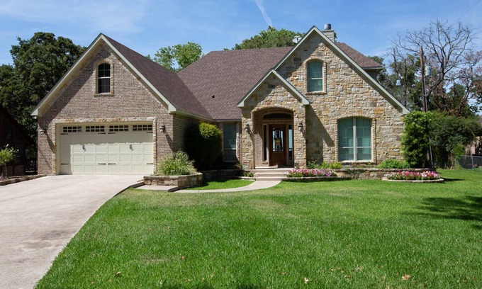 Azle House | STUNNING Waterfront Retreat on Eagle Mountain Lake