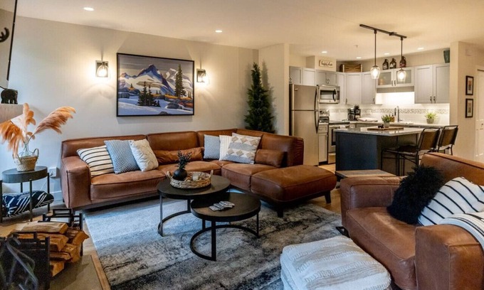 Blackcomb Villa | Stunning Whistler Upper Village 3BR: Sleeps 5, Patio+ BBQ,Free Parking & Near Lakes!