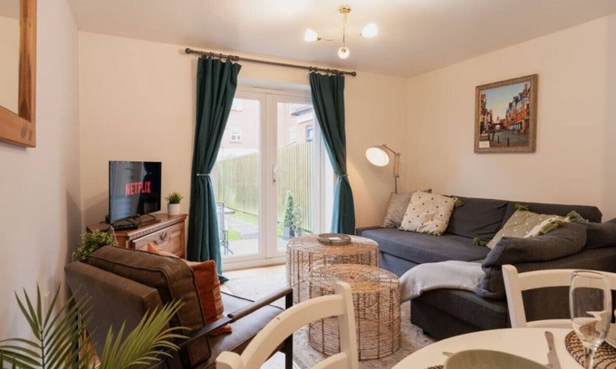Chester House | Stylish Pet Friendly 2 BR Home, with Free Parking - 10 minutes from Chester City Centre