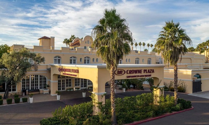 Downtown Resort | Stylish 1 King Room at Crowne Plaza Phoenix! | Free Parking and Gym Access!
