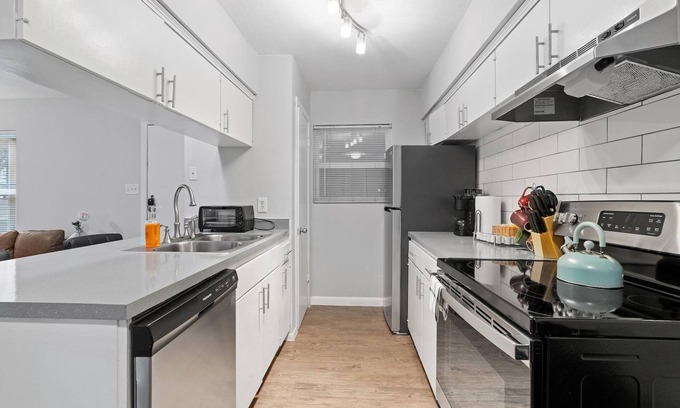 St. Johns Apartment | Stylish 1BR Near UT Highland Evonify