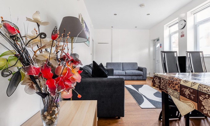 Balham Apartment | Stylish 2-Bed, 2-Bath Flat with Free Parking for 2 Cars & Easy Tube Access