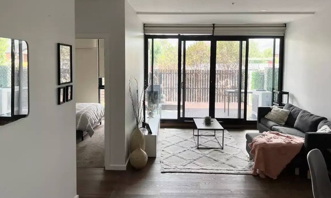 Pascoe Vale South Apartment | Stylish 2 Bed 2 Bath Apartment