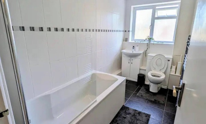 Sutton West Apartment | Stylish 2-Bed Gem in Sutton - Your Cozy Retreat!