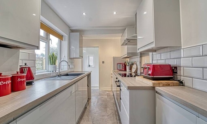 Worcester House | Stylish 2 Bedroom House with Patio