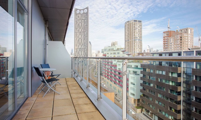 Walworth Condo | Stylish 2BD Flat with Balcony and City Views
