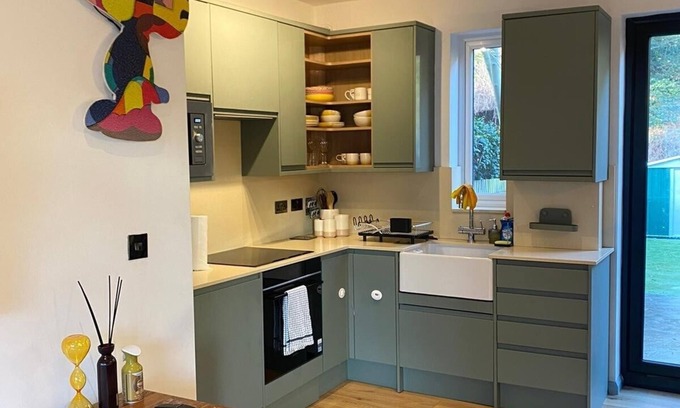 Norwood Green House | Stylish 2BR Garden Home | FREE Parking | Sleeps 7