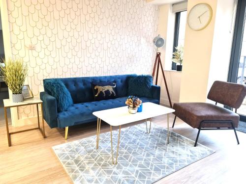 Bedford Apartment | Stylish 2BR in Bedford, Parking, Free WiFi, Gym & Cinema room