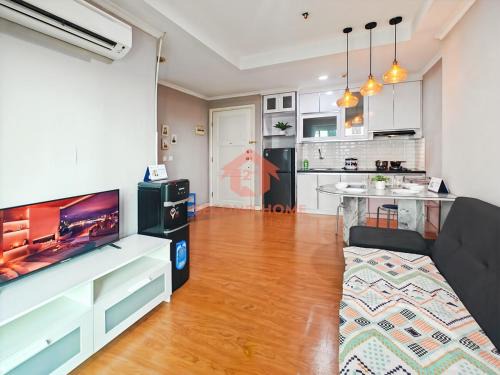 Kelapa Gading Barat Apartment | Stylish 2BR MOI Apt with Pool, Gym, Wi-Fi