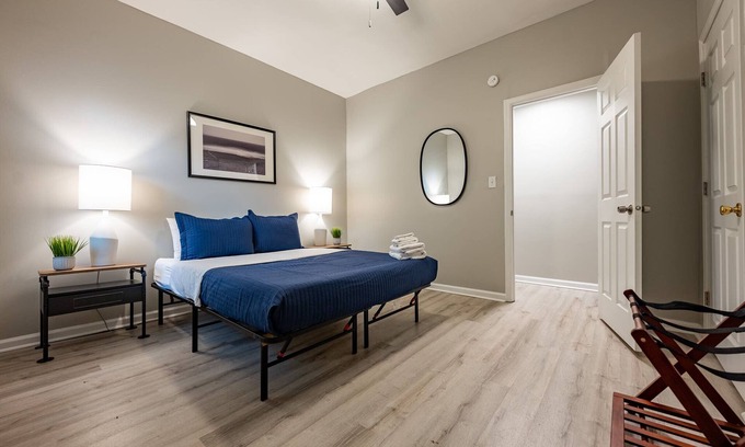 Near Eastside House | Stylish 2BR | Near Downtown | Parking | Balcony