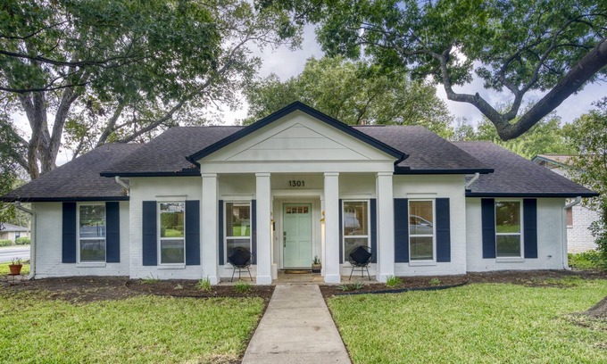 North Austin Civic Association House | ★ Stylish 2BR Ranch in N. Central Austin ★ Stock Pool ★ Parking