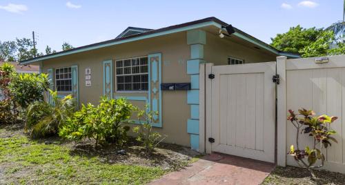 Downtown Fort Lauderdale House | Stylish 2BR Villa full kitchen 10 mins from Beach