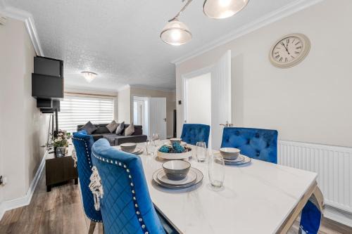 Cheetham Hill House | Stylish 3-Bed Close to MCR City Centre for 8 Guests