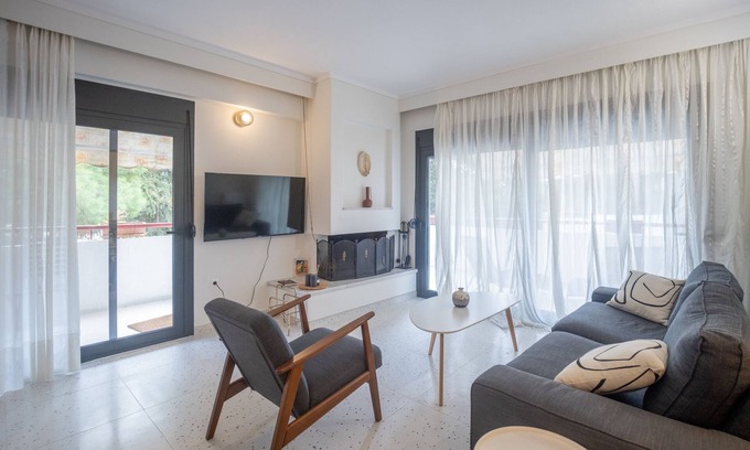 Kalamaria Apartment | Stylish 3-Bed Flat in Kalamaria, Thessaloniki