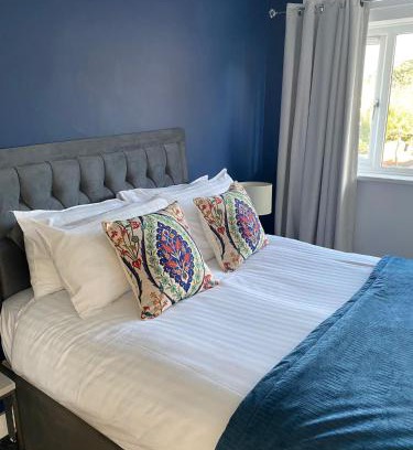 Handsworth House | Stylish 3 bed house, private parking on premise, with conservatory, close to KFC, McDonalds, ALDI and ASDA