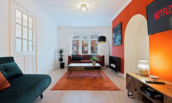 Birmingham House | Stylish 3 bedroom, with free parking and wifi