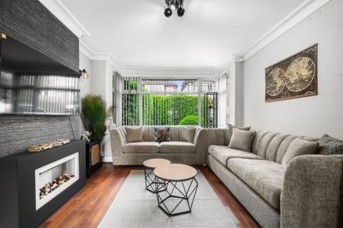 Chapel Allerton House | Stylish 3-BR Home-Driveway, Sky-TV-Fast WiFi
