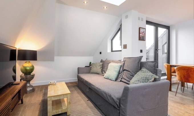 Kentish Town Apartment | Stylish 3BR Flat w/3 Balconies and Ensuite Baths