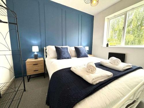 Shrewsbury Apartment | Stylish 3BR Hideaway in Shrewsbury - Business Ready, Leisure Friendly By Parydise Properties