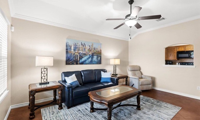 Temple House | Stylish 3BR Retreat in Highly-Rated Locale