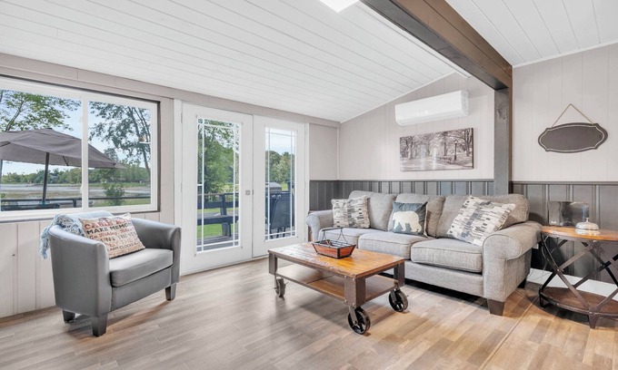 Centre Hastings Cottage | Stylish 3BR Waterfront Cottage with Large Docknn