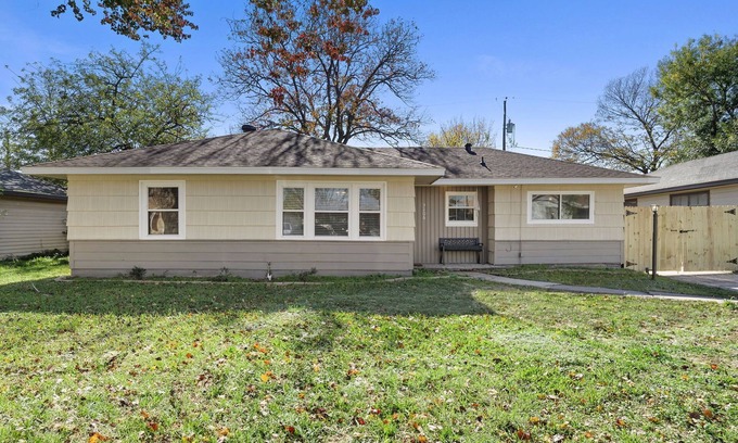 Pasadena House | Stylish 3BR with BBQ Patio and Smart TV Lounge