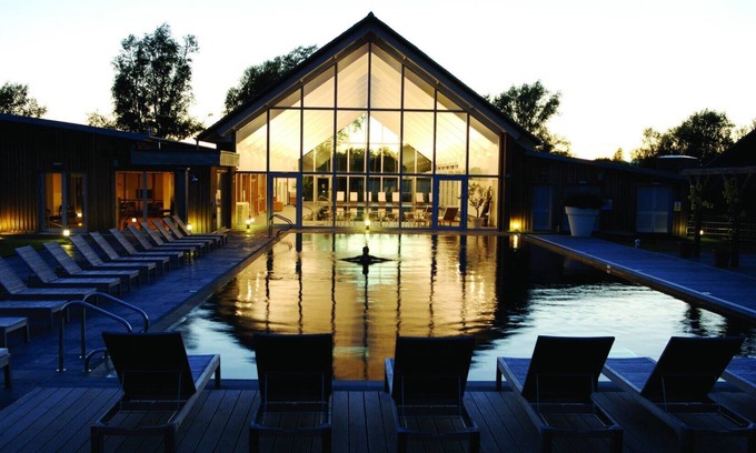 Cirencester House | Stylish 5 bedroom lake house - with large hot tubnStunning Lower Mill Estate