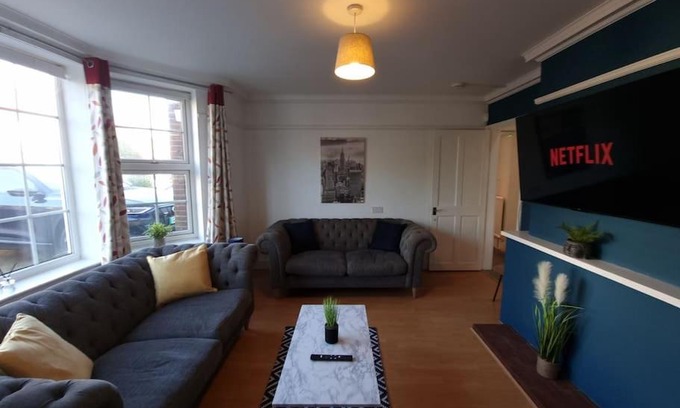 Norwich House | Stylish 5 Bedroom House with Comfy Living Space