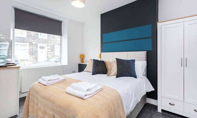 Burnley House | Stylish & Affordable home in Burnley with Parking