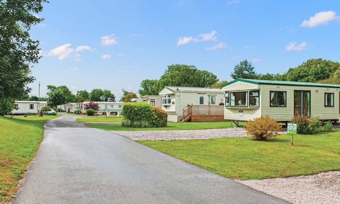 Graigfechan House | Stylish and modern 12ft-wide caravan with one double two one twin.