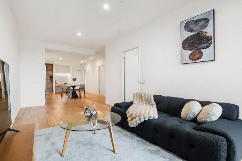 Carnegie Apartment | Stylish and Modern 2BR w King Bed, Study and Car Park