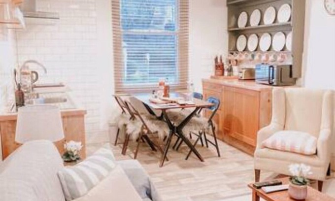 Nailsworth Apartment | Stylish apartment: sleeps 4-6 people, town centre