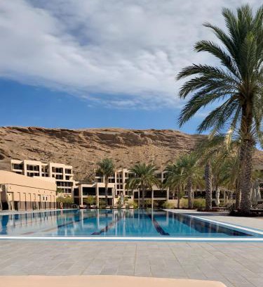 Muscat Apartment | Stylish Apartment with a Jacuzzi (Park&Pool View)