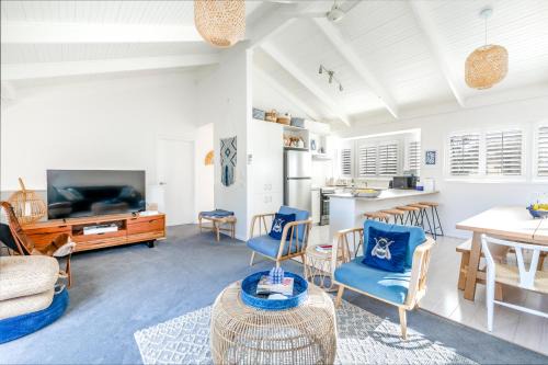 Barwon Heads House | Stylish Beach House Retreat - Close to River & Shops