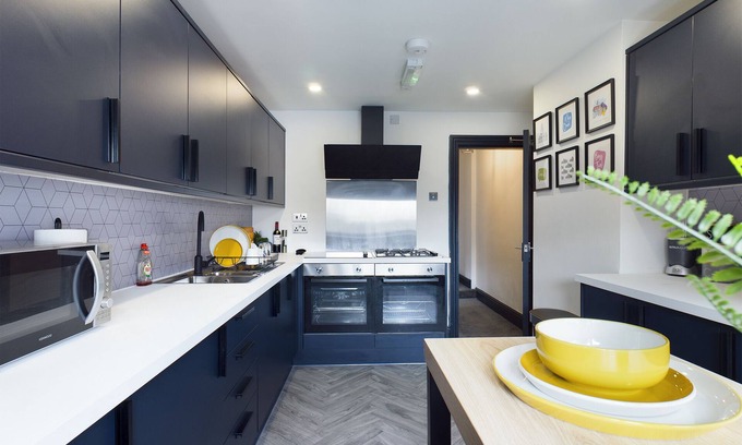 Liverpool House | Stylish Boutique 7 bedroom maisonette opposite Sefton Park