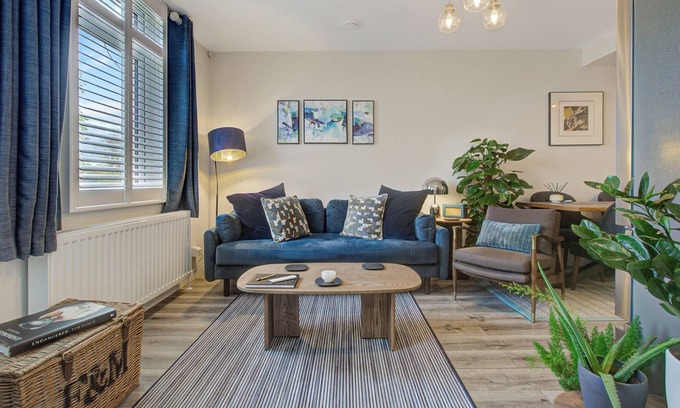 Rushmoor District Apartment | Stylish, business traveller friendly by Exhibition Centre free parking & Netflix