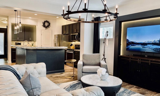 Columbus House | ★Stylish & Cozy 3 Bed/2.5 Bath~ Near Children's Hosp ~ ☀Backyard