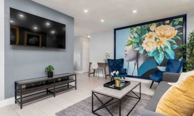 Downtown Hollywood Apartment | Stylish, Deco Stay Steps from Hollywood Beach