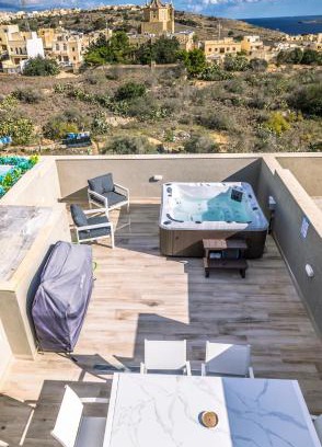 Ghajnsielem Apartment | Stylish Duplex 3 Bedroom Jacuzzi, BBQ, Scenic Views