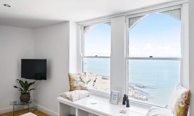 Hele Apartment | Stylish Flat with Stunning Sea Views, Ilfracombe