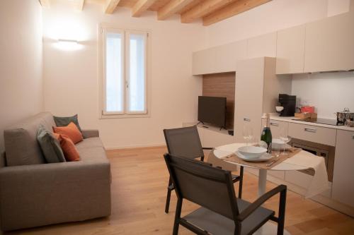 Como Apartment | Stylish Grey Apartment - 5 minutes from the lake