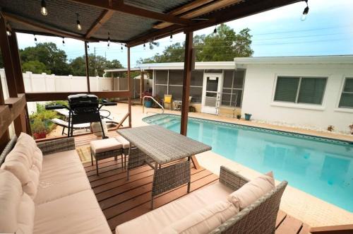 St. Petersburg - Clearwater House | Stylish Heated Pool House Near The Beach