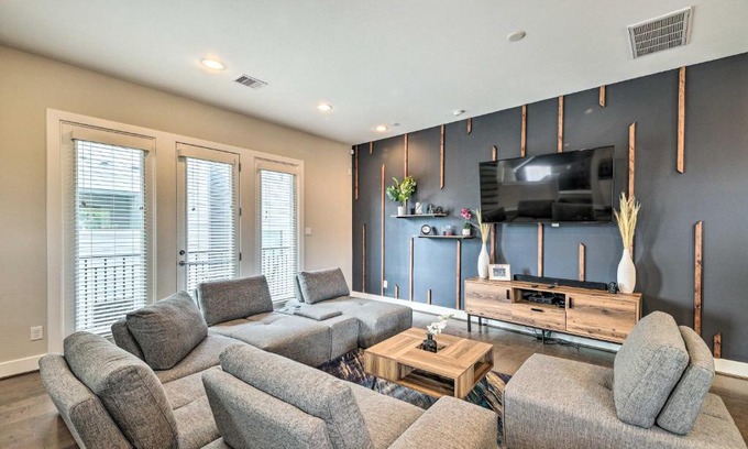 Northside House | Stylish Houston Townhome about 3 Mi to Downtown!