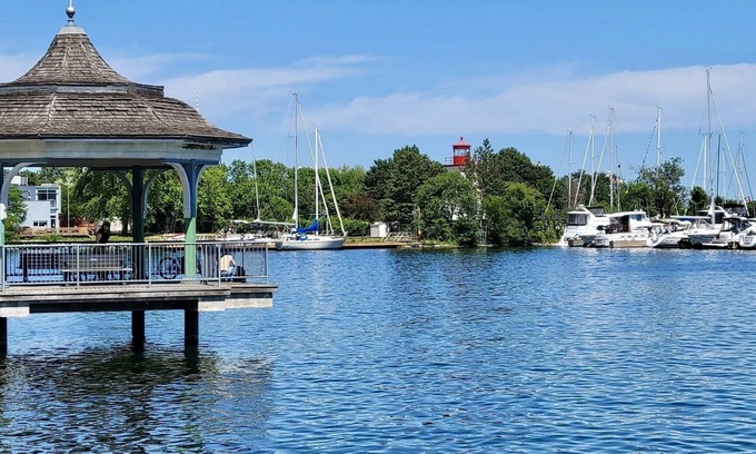 Mimico Apartment | Stylish Loft by the Lake,. 3rd Floor, Separate Entrance, Monthly Rental, No Tax