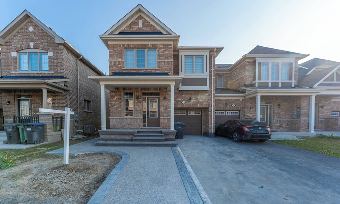 Brampton House | Stylish & Luxe ~ 4BR, 3.5WR ~ Brampton