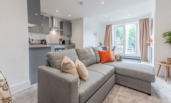 Madeley Apartment | Stylish Modern Apt with Terrace | Pass The Keys