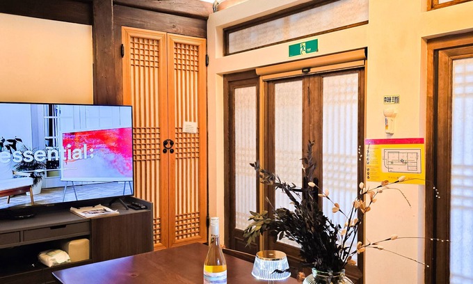 Hwanghak-tong Villa | Stylish & mordern korean Hanok 1minute away from Dongmyo St.