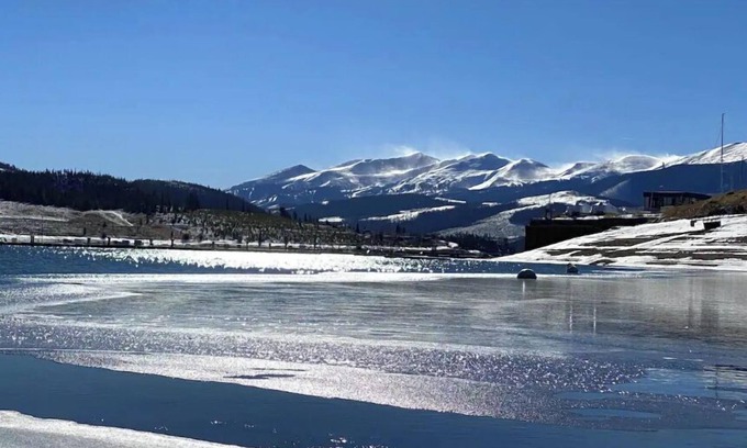 Dillon Condo | Stylish Mountain Condo w/Fireplace on Lake Dillon